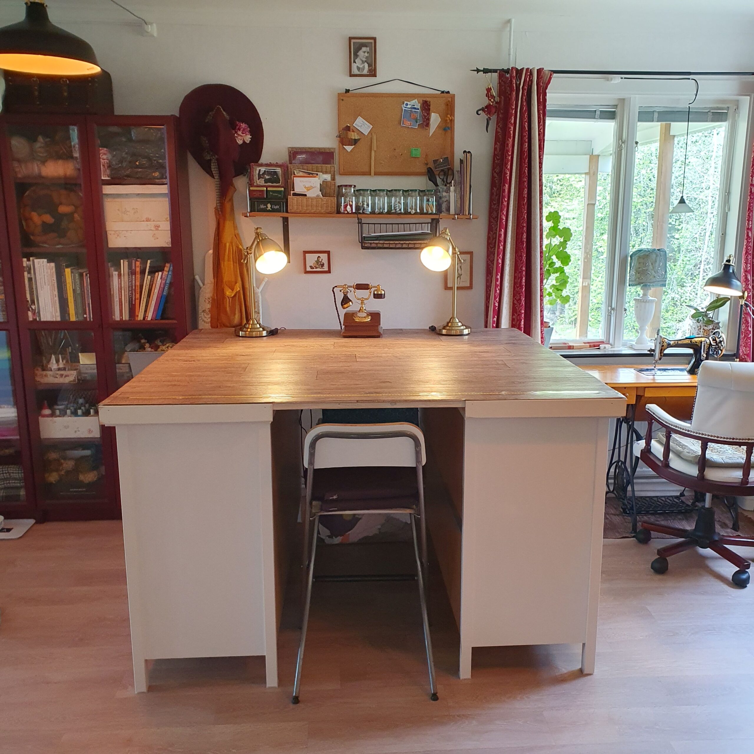 SyrummetpaaBjoerkstugan2.1 Gammal Husqvarna Symaskin